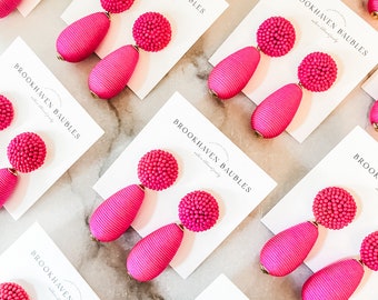 Boucles d'oreilles tendance rose vif avec fil magenta et perles - Boules néon Brookhaven - Bijoux tendance Southern