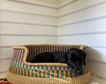 Letto per cani intrecciato a mano: cesto in erba di elefante naturale