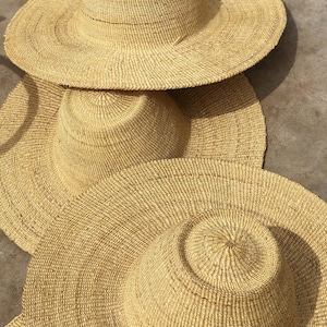 Handgewebter Bolga Hut: Traditioneller ghanaischer Sonnenhut aus Stroh