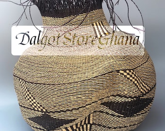 Cesta ondulada Bolga hecha a mano: cesta africana tejida con flores