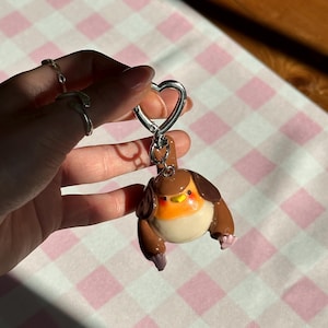 Könnte beinhalten: Rustikales Holzschild mit dem Text "Welcome to our home" in weißer Schrift. Das Schild hat eine Used-Optik und ein schlichtes, einladendes Design, perfekt für eine Veranda oder einen Eingangsbereich.