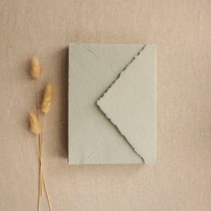 Buste di carta fatte a mano color salvia smorzata / Busta con bordo frastagliato / Carta di cotone straccia / Busta ecologica riciclata per inviti di nozze