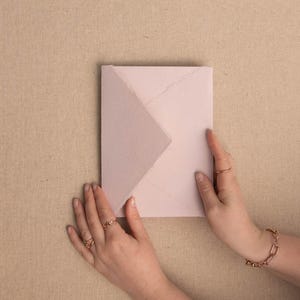 Enveloppe en papier fait main En Blush | Enveloppe Bord Deckle | Papier chiffon chiffon de coton | Enveloppe écologique recyclée pour faire-part de mariage