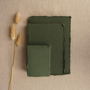 Carta fatta a mano verde foresta / Foglio di carta con bordo frastagliato / Carta di cotone straccia / Foglio ecologico riciclato per inviti di nozze