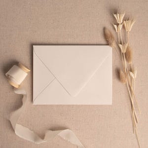 Enveloppes de luxe | Couleur brume beige clair | Enveloppes de mariage en papier cartonné épais de qualité supérieure, 175 g/m² | Différentes tailles : 5X7, A6, 4 barres (Rsvp)