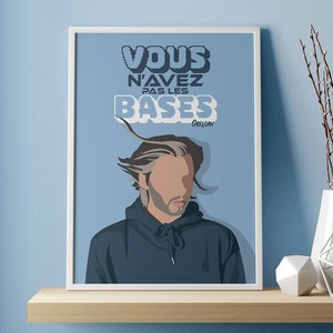 Peut inclure: Une affiche bleue et blanche avec le texte "VOUS N'AVEZ PAS LES BASES" dans une police de caractères pixélisée. Le texte "ORELSAN" est sous le texte principal. Un homme aux cheveux gris est en arrière-plan.