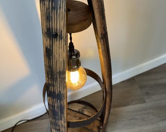 Lámpara de barril de whisky de roble, hecha a mano, con bombilla Edison.