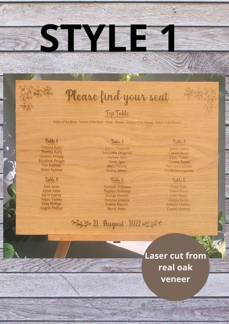 Puede incluir: Un plano de asientos de madera para una boda con el texto "Por favor, encuentre su asiento" y "Mesa principal" con los nombres de los miembros de la familia de la boda. El plano de asientos est&aacute; cortado con l&aacute;ser de chapa de roble real y tiene la fecha del 21 de agosto de 2022.