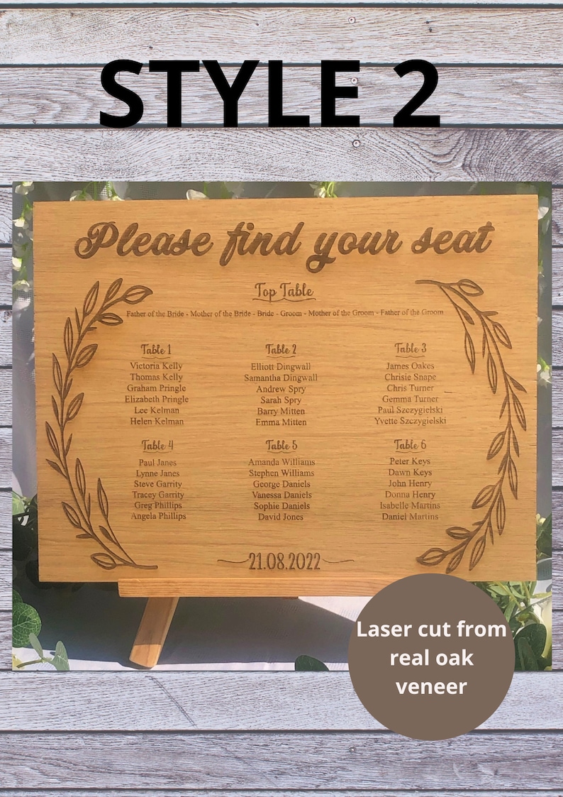 Puede incluir: Un letrero de madera con el texto "Por favor, encuentre su asiento" y un plano de asientos para una boda. El letrero est&aacute; cortado con l&aacute;ser de chapa de roble real y presenta un dise&ntilde;o floral.