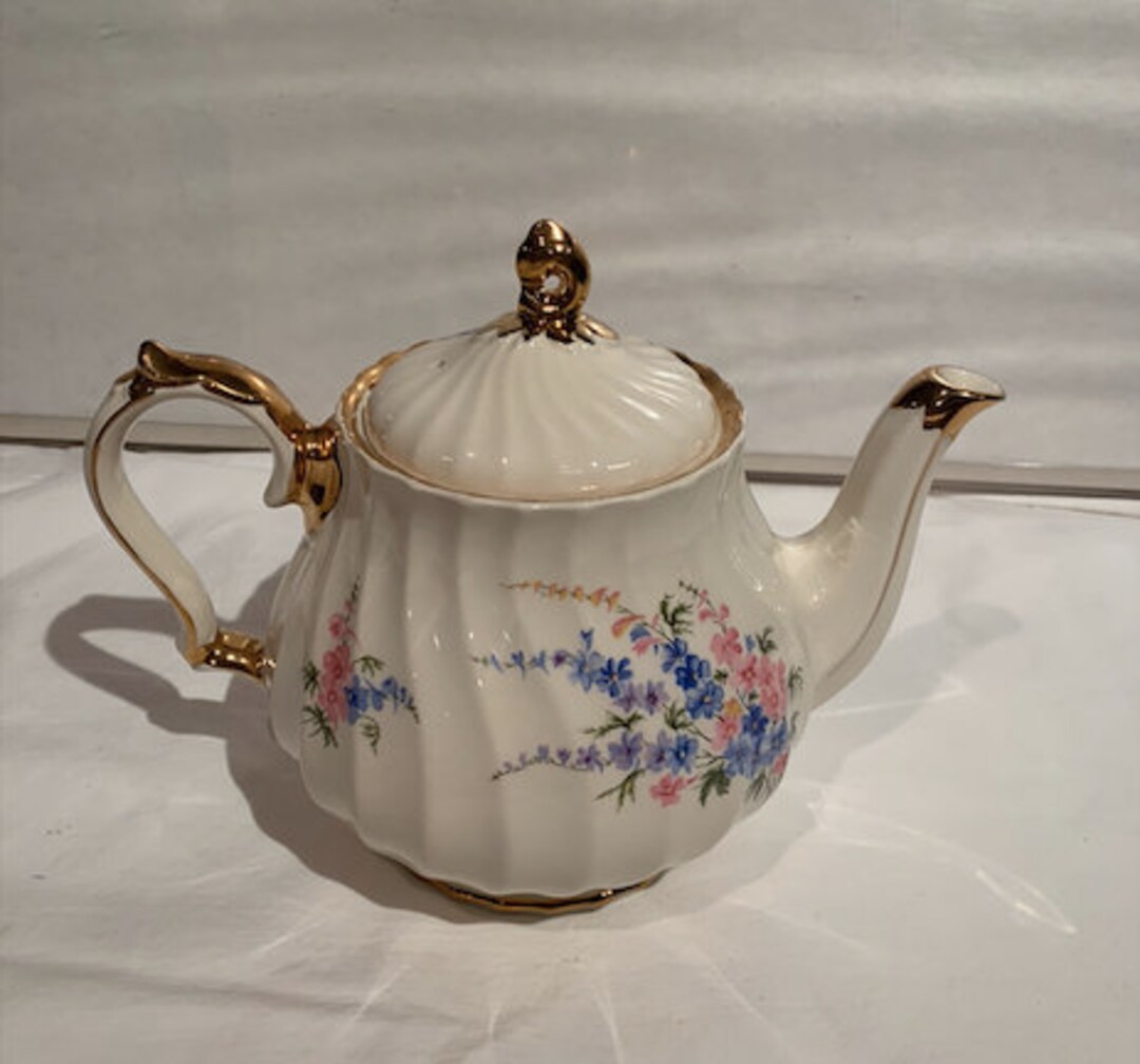 Sadler - Fluted Tea Pot Ivory & Pink Porcelain With Gold Trim - England ...