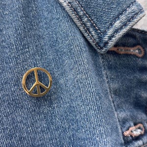 Broche con el símbolo de la paz, chapado en oro, estilo hippie retro, accesorio bohemio de los años 70.