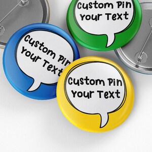Op de afbeelding: Vier aangepaste speldjes met een spraakballonontwerp. De speldjes zijn groen, blauw, geel en zilver. De tekst op de speldjes luidt "Custom Pin Your Text".
