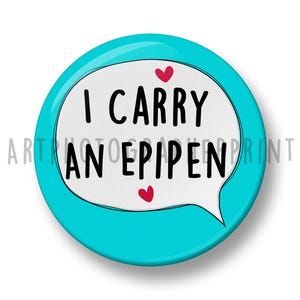 Könnte beinhalten: Ein türkisfarbener Knopf mit einer weißen Sprechblase, auf der "Ich trage ein EpiPen" steht, mit zwei roten Herzen auf beiden Seiten des Textes.