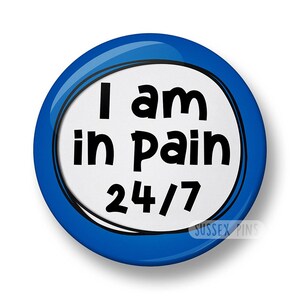 I am in Schmerz 24/7 Pin Badge: Chronische Schmerzen, Autoimmunkrankheit, Fibromyalgie, Arthritis, endometriosis Awareness (32 mm oder 44 mm) Blau