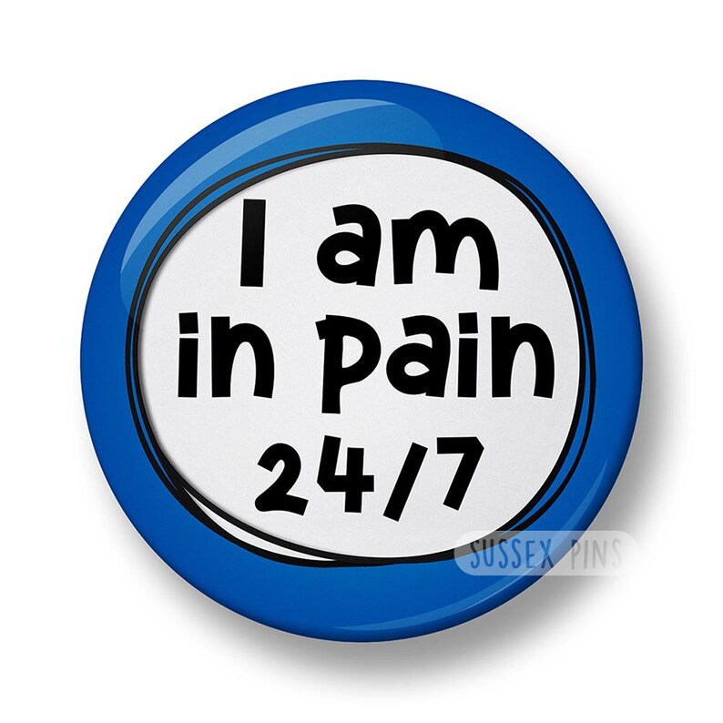 I am in Schmerz 24/7 Pin Badge: Chronische Schmerzen, Autoimmunkrankheit, Fibromyalgie, Arthritis, endometriosis Awareness (32 mm oder 44 mm) Blau