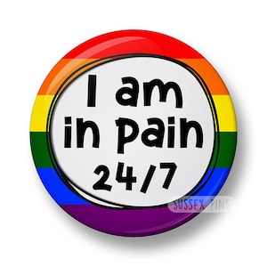 I am in Schmerz 24/7 Pin Badge: Chronische Schmerzen, Autoimmunkrankheit, Fibromyalgie, Arthritis, endometriosis Awareness (32 mm oder 44 mm) Regenbogen