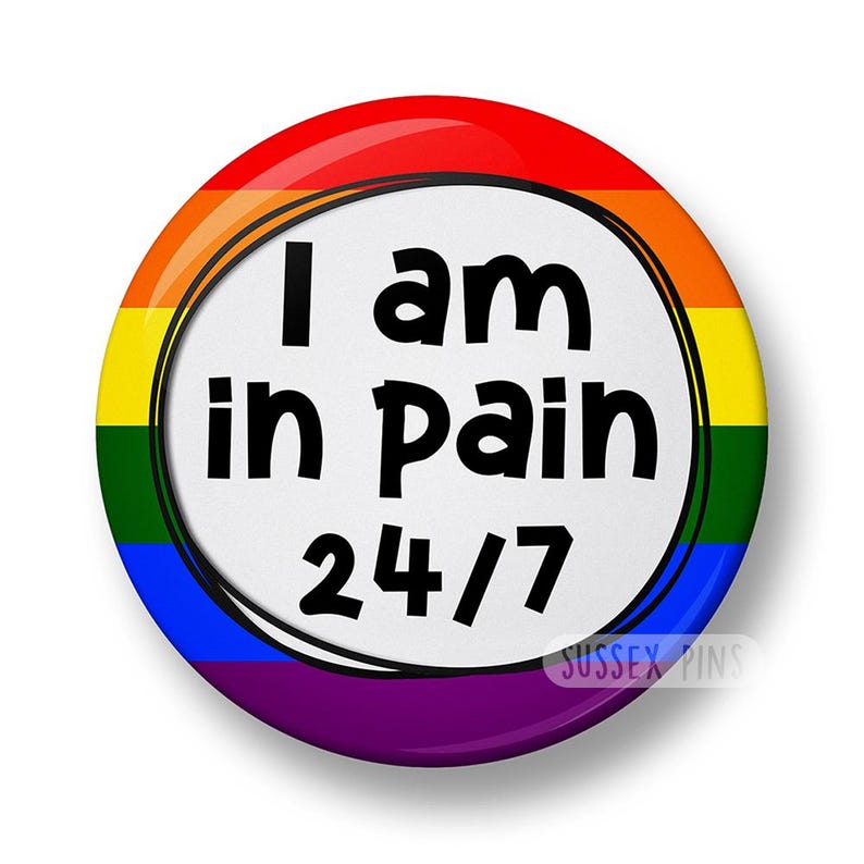 I am in Schmerz 24/7 Pin Badge: Chronische Schmerzen, Autoimmunkrankheit, Fibromyalgie, Arthritis, endometriosis Awareness (32 mm oder 44 mm) Regenbogen