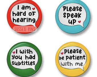 Schwerhörige Anstecknadel: 4er Set, Ich bin schwerhörig, Bitte sprechen Sie etwas, ich wünsche, Sie hätten Subtitel, Bitte haben Sie Geduld, APD (32 mm/44 mm)