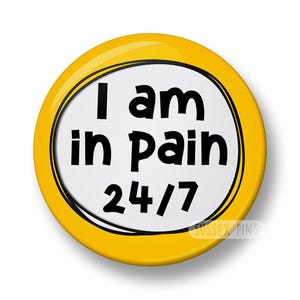 I am in Schmerz 24/7 Pin Badge: Chronische Schmerzen, Autoimmunkrankheit, Fibromyalgie, Arthritis, endometriosis Awareness (32 mm oder 44 mm) Gelb