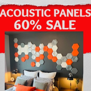 Peut inclure: Panneaux acoustiques géométriques en nid d'abeille, blancs, oranges et gris, montés sur un mur gris foncé. Le texte "ACOUSTIC PANELS 60% SALE" est affiché en haut. Les panneaux sont au-dessus d'un lit avec des oreillers et des lampes.