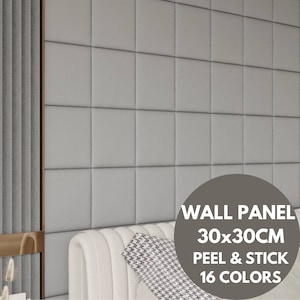Peut inclure: Tuiles de panneau mural grises avec une texture matelassée subtile. Les tuiles mesurent 30x30 cm et sont autocollantes. Le texte "WALL PANEL 30x30CM PEEL & STICK 16 COLORS" est sur un cercle brun.