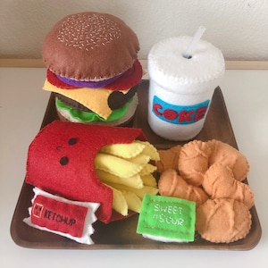 Juego de hamburguesas de lujo: papas fritas, nuggets de pollo y coca cola, comida simulada, juguetes de cocina