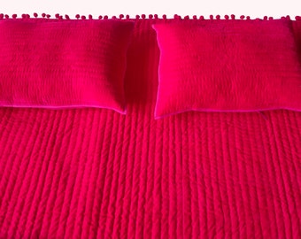 Edredón de terciopelo fucsia, bordado a mano, ropa de cama con pompones