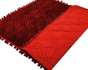 Edredón de terciopelo acolchado a mano, rojo intenso, tamaño king con pompones.