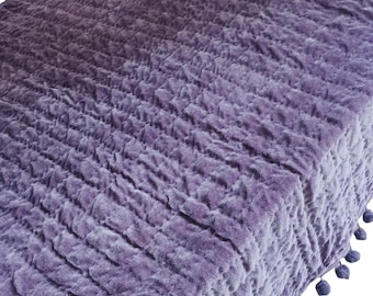 Grått sammetsquilt med pompoms, bomullsbaksida, king size/queen size