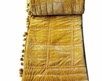 Goldene Samtdecke: Handgenähte Bettwäsche mit Pom Poms
