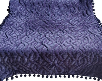 Grått sammetsquilt: Överkast med pompom, lyxigt sängkläder