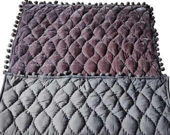 Grijze fluwelen quilt met pompons, zorgvuldig uitgekozen quilts