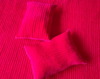Edredón de terciopelo fucsia, colcha de lujo con pompones.