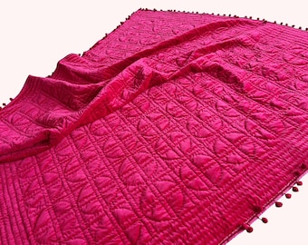 Edredón de terciopelo fucsia con pompones, ropa de cama cosida a mano.