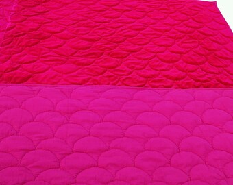 Edredón de terciopelo fucsia: colcha tamaño king con pompones, cosida a mano