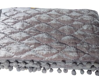 Grijze fluwelen quilt, zorgvuldig uitgekozen steek, beddengoed met pompons