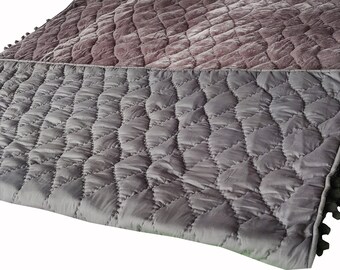 Grijze fluwelen quilt, zorgvuldig uitgekozen steek, beddengoed met pompons