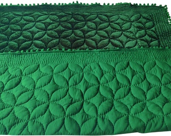 Edredón de terciopelo verde esmeralda, cosido a mano, con bordes de pompones.
