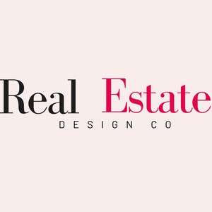 Op de afbeelding: De woorden "Real Estate" in zwart en magenta, met "Design Co" in zwart, zijn gecentreerd op een lichtroze achtergrond. De tekst is in een schreefletter, met "Estate" in een vettere, meer gestileerde letter.