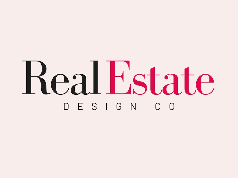 Op de afbeelding: Een logo-ontwerp met de woorden "Real Estate" in zwart en fuchsia roze, met "DESIGN CO" in een kleinere lettergrootte eronder. De achtergrond is zachtroze.