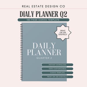 Może przedstawiać: Spiralny planer dzienny z szarozieloną okładką. Tekst "DAILY PLANNER QUARTER 2" jest wyświetlany na biało. Dodatkowy tekst to "183 PAGE CANVA TEMPLATE" i "PRINT OR USE DIGITALLY".
