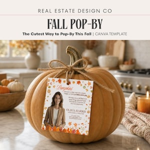 Può includere: Una grande zucca arancione con un picciolo marrone, legata con un fiocco di spago di juta. Un'etichetta quadrata bianca con illustrazioni di foglie autunnali, la foto di una persona in blazer beige e testo tra cui "Pumpkins" e "OLIVIA HARRIS".