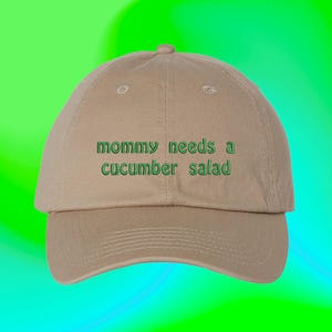 Cappello da papà ricamato regolabile con colori personalizzati &quot;La mamma ha bisogno di un&#39;insalata di cetrioli&quot;