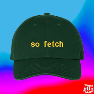 Puede incluir: Una gorra de béisbol verde oscuro con las palabras "so fetch" bordadas en amarillo.
