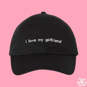 Könnte beinhalten: Schwarze Baseballkappe mit weiß gesticktem Text, der "i love my girlfriend" lautet.