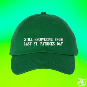 Puede incluir: Una gorra de béisbol verde con bordado blanco que dice "Still recovering from last St. Patrick's Day."