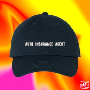 Puede incluir: Una gorra de béisbol azul oscuro con texto bordado en blanco que dice "AUTO INSURANCE AGENT".