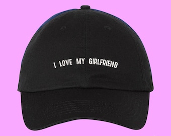 Peut inclure: Une casquette de baseball noire avec le texte brodé en blanc I LOVE MY GIRLFRIEND centré sur le panneau avant. La casquette présente une calotte structurée, une visière incurvée et un bouton au sommet, dans un style classique à six panneaux.