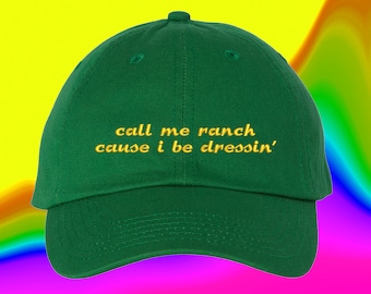 Op de afbeelding: Groene baseballpet met de tekst "call me ranch cause i be dressin'" geborduurd in geel.