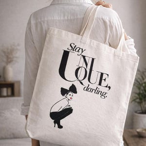 Inspirujący wzór haftu: Kobieta w modzie z cytatem „Stay Unique Darling” (pobranie cyfrowe)